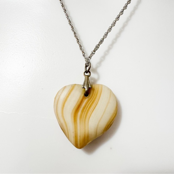 Vintage Floral Heart Striped Stone Heart Pendant Necklace Neutral Silver - Picture 3 of 3